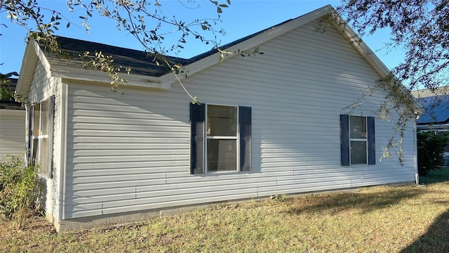 view of side of property featuring a lawn