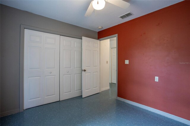 unfurnished bedroom featuring ceiling fan and a closet