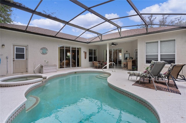 view of pool featuring a lanai, a patio area, an in ground hot tub, and ceiling fan