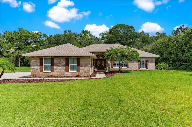 single story home featuring a front lawn