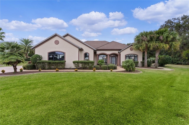 view of front of home featuring a front lawn