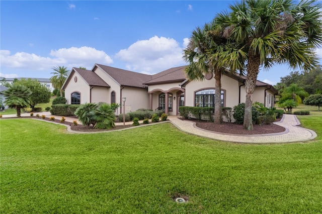 view of front of property featuring a front lawn