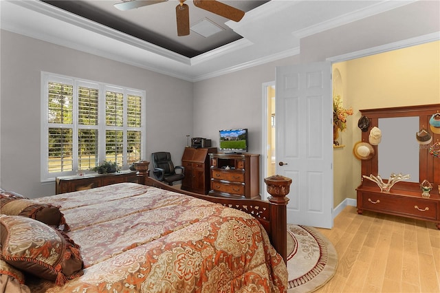 bedroom featuring ceiling fan, light wood-type flooring, and crown molding