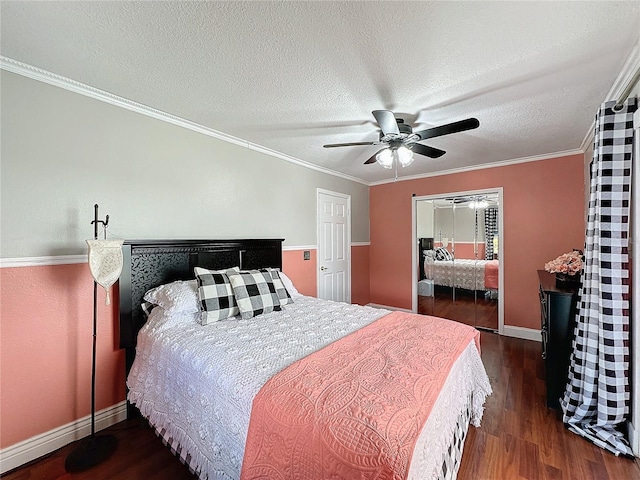 bedroom with ornamental molding, a closet, ceiling fan, a textured ceiling, and dark hardwood / wood-style floors