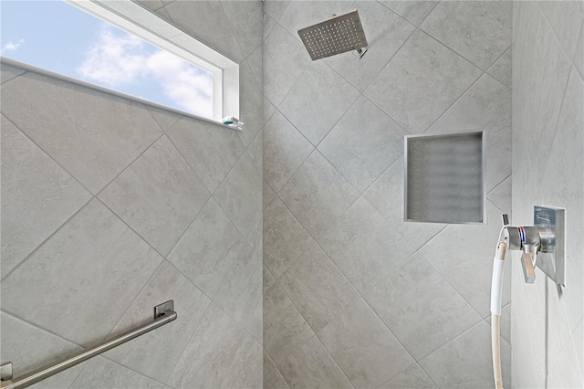 bathroom featuring tiled shower