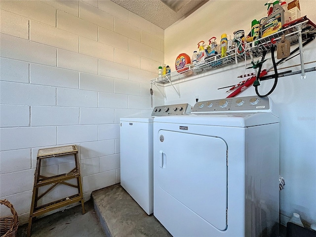 laundry room featuring a textured ceiling and independent washer and dryer