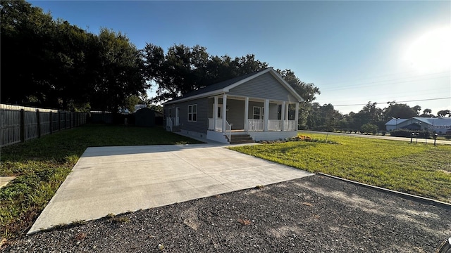 view of front of property with a porch and a front lawn