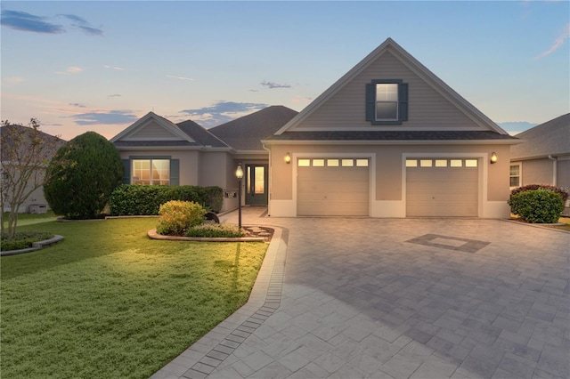 view of front of property featuring a lawn