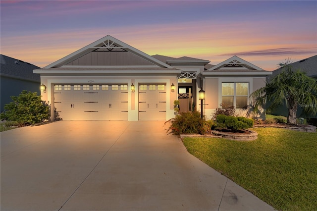 view of front of house featuring a lawn and a garage