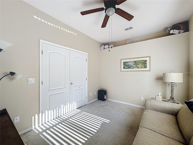 carpeted living room featuring ceiling fan