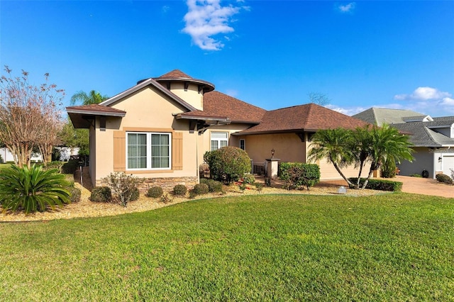 view of front facade featuring a front lawn