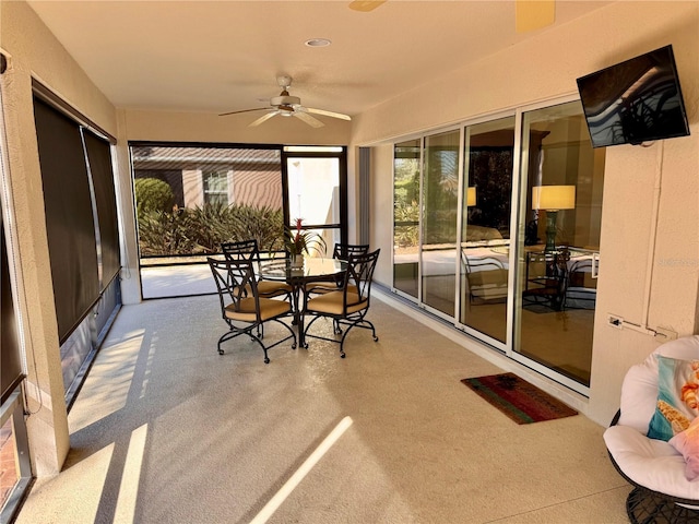 sunroom with ceiling fan