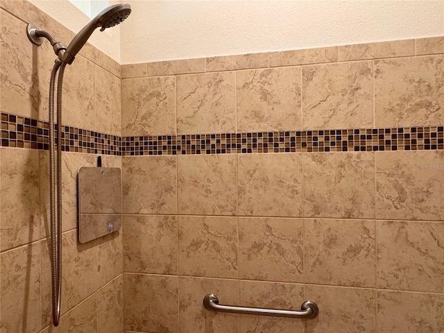 room details featuring a tile shower