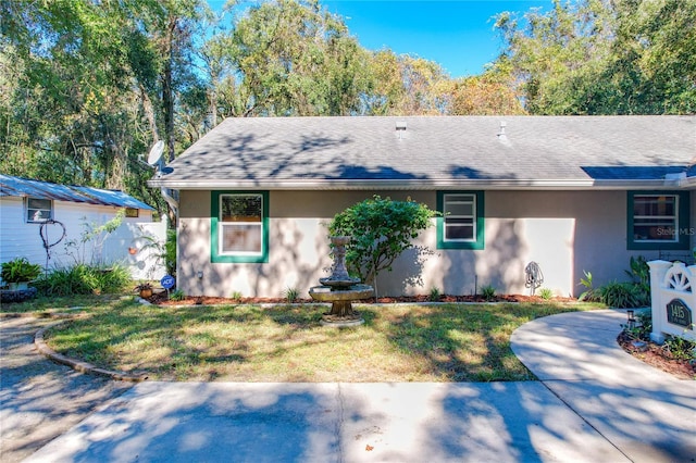 single story home with a front yard