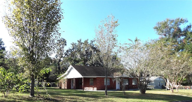 view of front facade with a front lawn