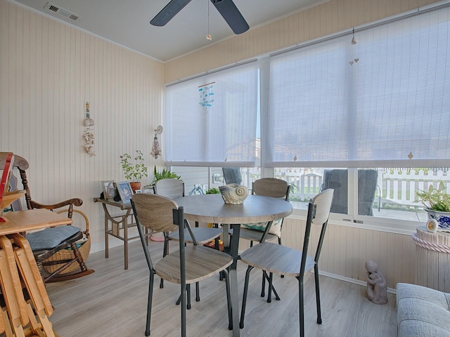 sunroom with ceiling fan