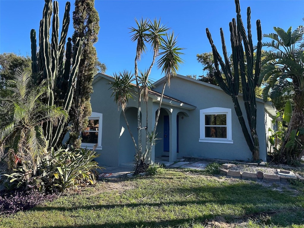 view of front of house featuring a front lawn