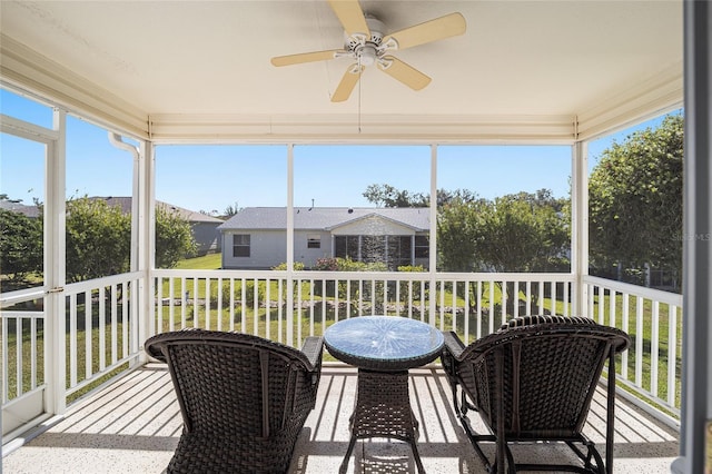 sunroom with ceiling fan