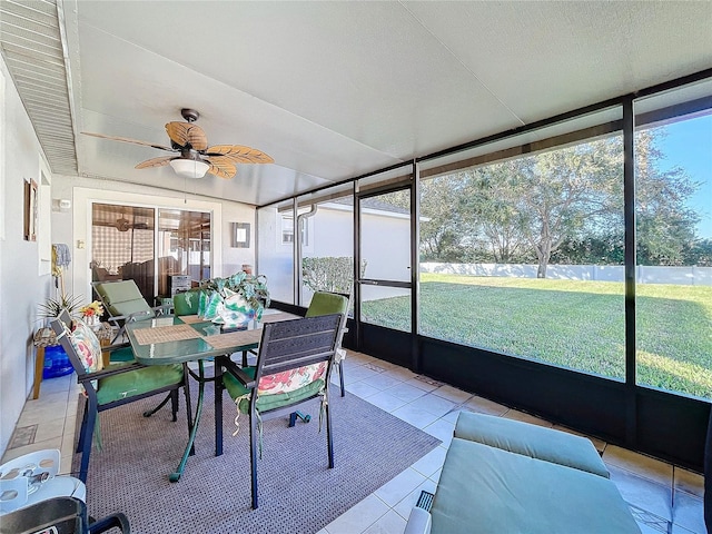 sunroom with ceiling fan