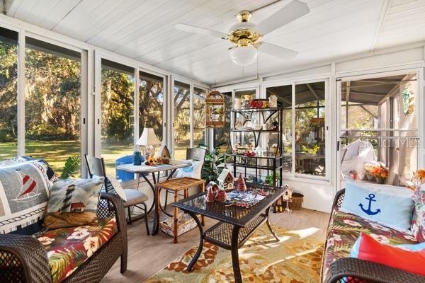 sunroom with ceiling fan