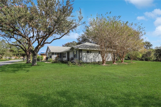 view of front facade featuring a front lawn