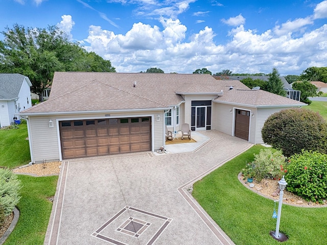 single story home with a front yard