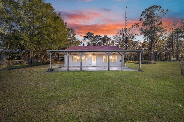 view of yard at dusk