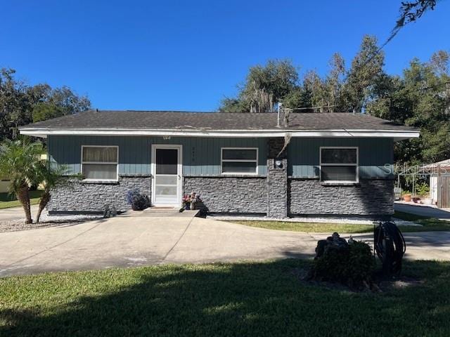 single story home with a front lawn