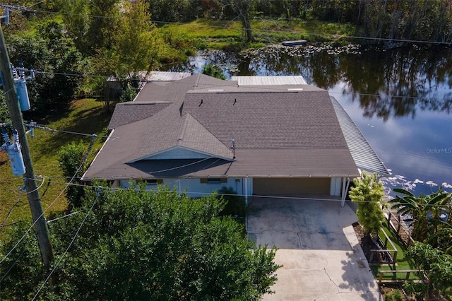 bird's eye view featuring a water view