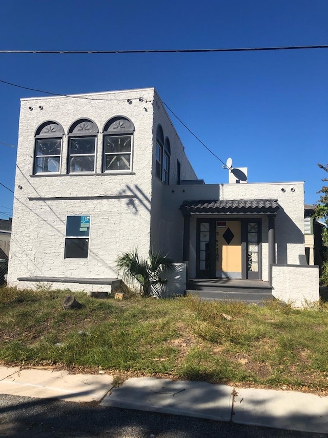 view of front of house featuring a front lawn