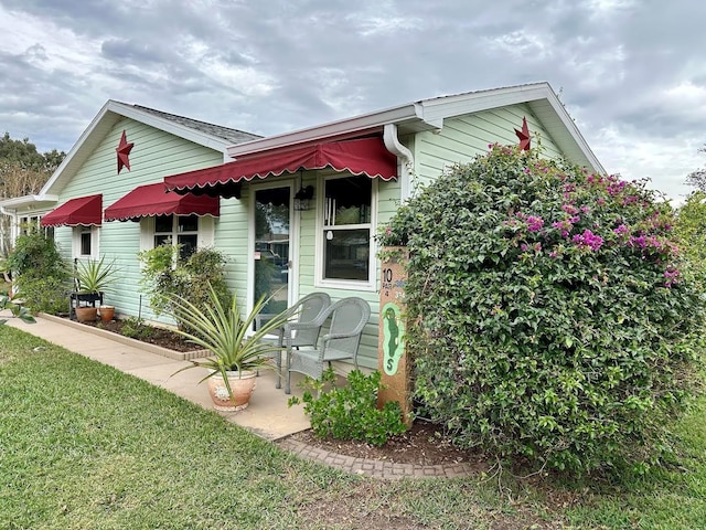 view of front of property with a front yard