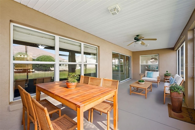 sunroom with ceiling fan