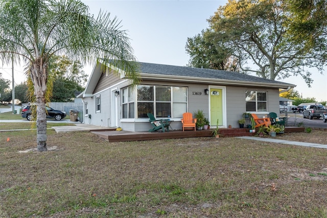 view of front facade with a front lawn and covered porch