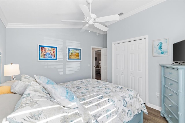 bedroom featuring lofted ceiling, ceiling fan, ornamental molding, dark hardwood / wood-style flooring, and a closet