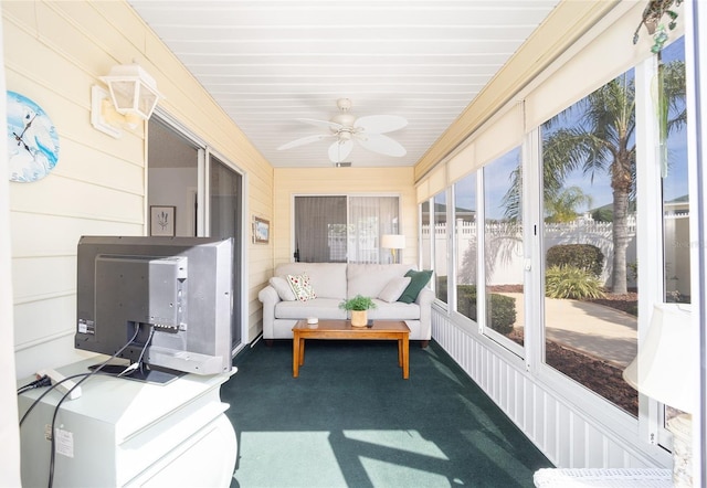 sunroom with ceiling fan