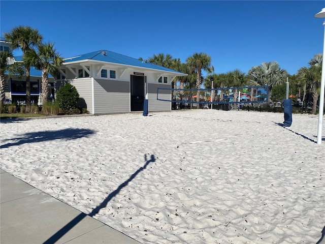 surrounding community with volleyball court