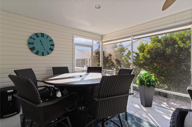 sunroom with ceiling fan