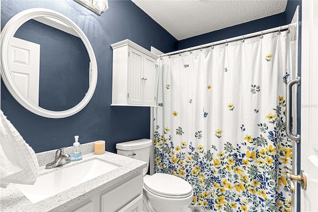 bathroom featuring a shower with shower curtain, vanity, toilet, and a textured ceiling