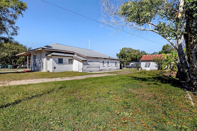 view of front of house featuring a front lawn