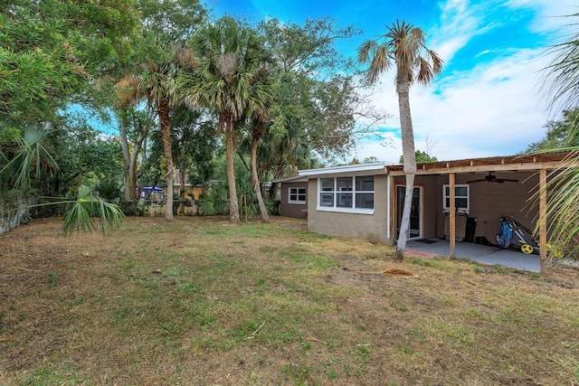 view of yard featuring ceiling fan