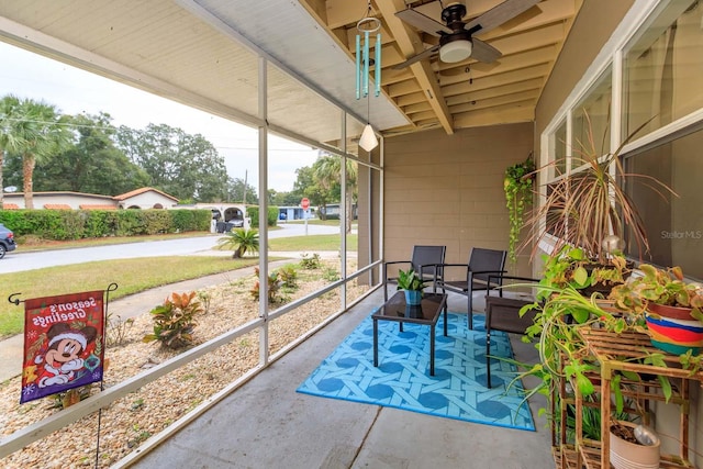 sunroom with ceiling fan