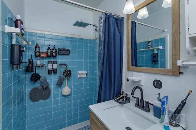 bathroom featuring a shower with curtain and vanity