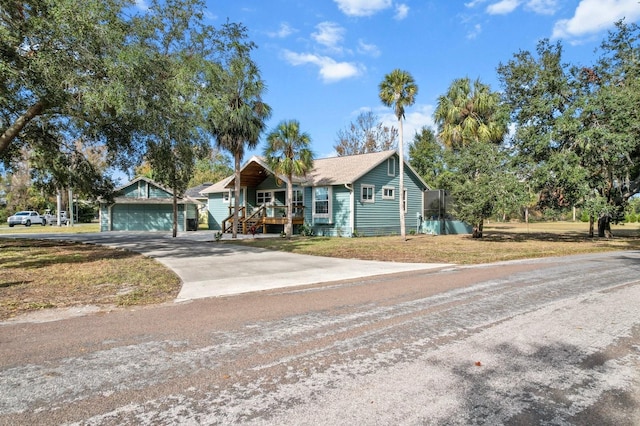 ranch-style house featuring a porch and a front lawn