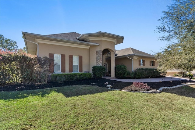 view of front of property with a front yard