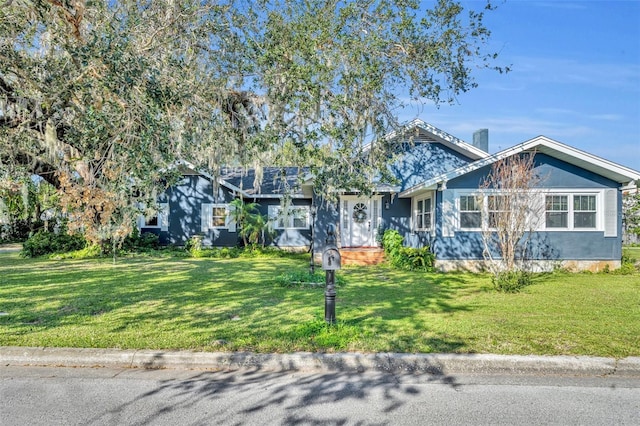 view of front of property with a front yard