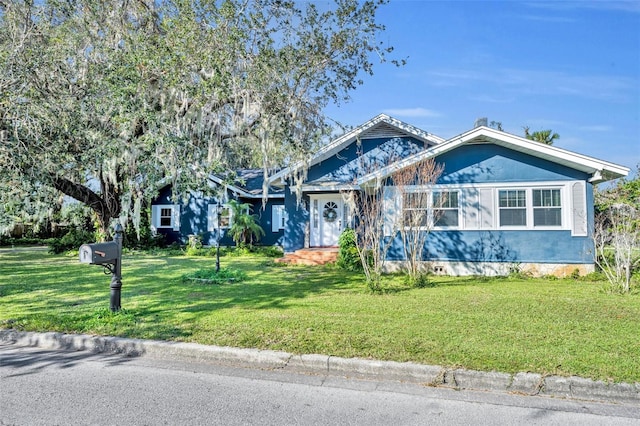 view of front of property featuring a front lawn