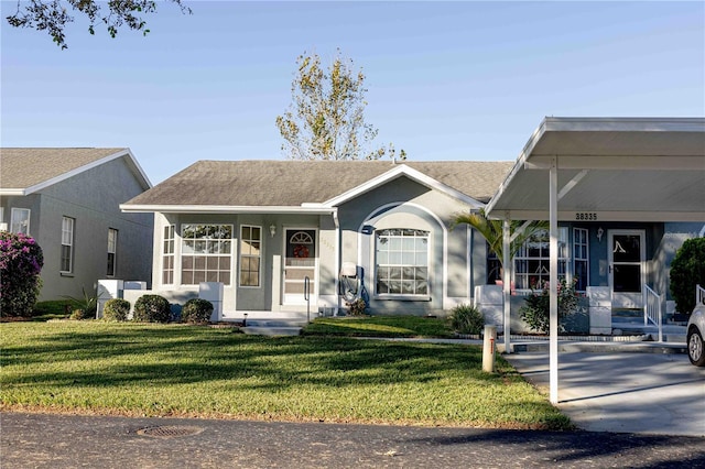 view of front facade featuring a front lawn