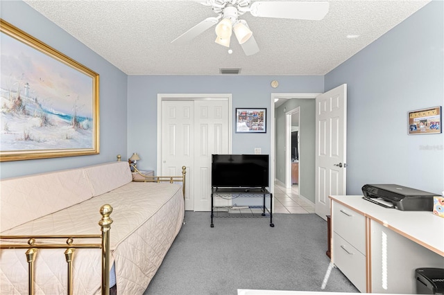 living room featuring a textured ceiling, light colored carpet, and ceiling fan