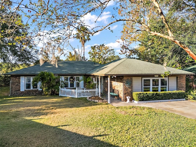 single story home with a front lawn