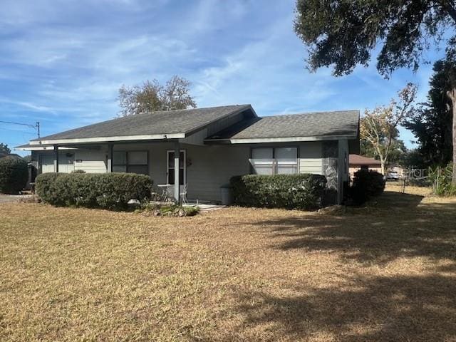 view of front facade with a front yard